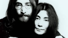 John Lennon posa junto a Yoko Ono