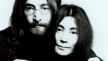 John Lennon posa junto a Yoko Ono