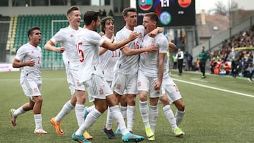Sergio Gómez celebra el segundo gol de España.