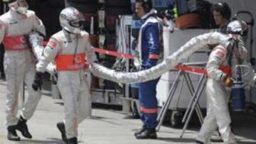 Kovalainen pierde tres puestos por rociar con gasolina a Raikkonen