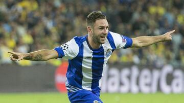 Layún comenzó su carrera en suelo mexicano pero después tuvo un breve paso con el Atalanta de Italia. Más adelante, compitió en Ingleterra con el Watford y el Porto en Portugal, mientras actualmente defiende los colores del Sevilla en España. 