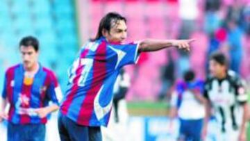 <b>SE LO PIERDE. </b>La tarjeta que vio fente al Castellón impedirá a Tena jugar en Tarragona.