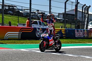 El piloto español, Álex Rins, cruza la línea de meta como vencedor del Gran Premio de Las Américas.