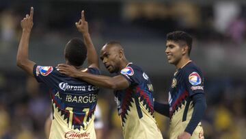 Jugadores del Am&eacute;rica celebran el pase a Semifinales tras vencer a Pumas.