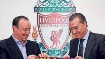 <b>EL DECANO. </b>Benítez recibió en Liverpool la camiseta del Centenario del Levante, el decano de Valencia.