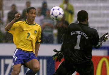 En abril de 1995 Ronaldinho debutó en las categorías inferiores de la selección de Brasil con sólo 15 años. 