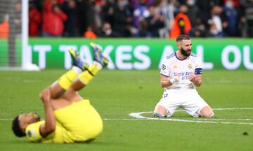  Los jugadores del Real Madrid celebraron la clasificación tras finalizar el partido. En la imagen, Karim Benzema.