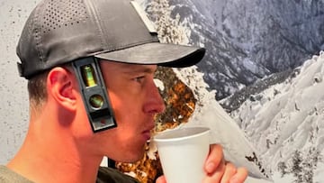 Alex Schlopy con un nivel en la gorra