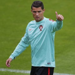 "Cristiano used to do press-up competitions in the shower"