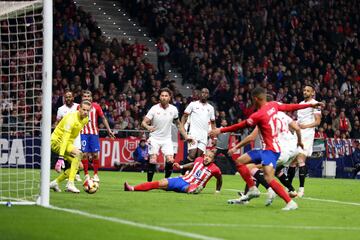 1-0. Ángel Correa se interna por la línea de fondo, asiste al delantero neerlandés que con su pie izquierdo empuja el balón al fondo de la portería de Orjan Haskjold.