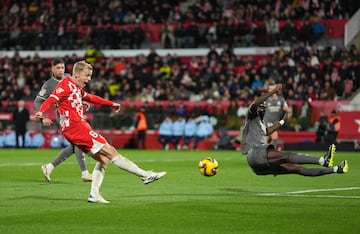 Antonio Rdiger se lanza de manera a crobtica para evitar el disparo de Donny van de Beek dentro del rea del Real Madrid.