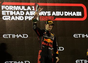 Max Verstappen celebrando en el podio con el trofeo su victoria en el Gran Premio de Abu Dhabi.