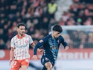 Andrés Antañón conduce el balón durante el partido de su debut en Liga contra el Girona