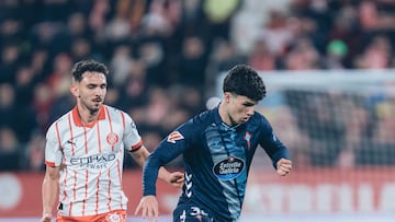 Andrés Antañón conduce el balón durante el partido de su debut en Liga contra el Girona