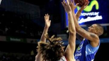 Simpson, que acabó con 18 puntos, lanza a canasta.