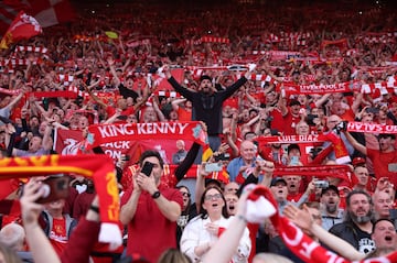 Los Reds celebran el ttulo nmero 20 de liga tras golear al Tottenham 5-1 en el estadio de Anfield.