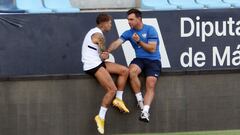 Guede y Brandon, conversando durante un entrenamiento en La Rosaleda.