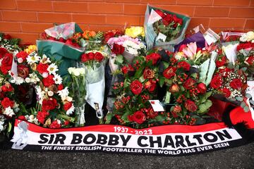 Vista general de mensajes y flores colocadas por los fans fuera de Old Trafford.