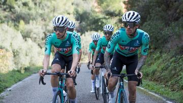 Imagen del nuevo maillot del Equipo Kern Pharma para la temporada 2025.