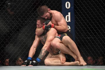 Khabib sometiendo a McGregor.