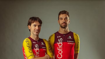 Los ciclistas españoles Ion Izagirre y Jesús Herrada posan con el maillot del Cofidis para la temporada 2025.