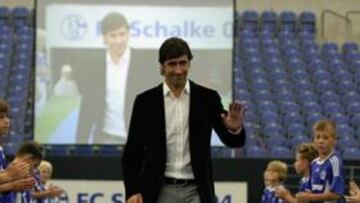 <b>CON EL SCHALKE. </b>Raúl, en un acto con su club, el Schalke. Hoy entrenará con ellos, no estará en la FEF.