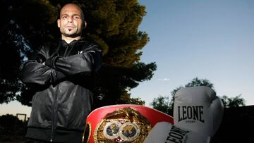 Kiko Mart&iacute;nez, junto al cintur&oacute;n de campe&oacute;n y los guantes de la pelea.