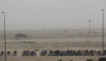 El pelotón rueda durante la segunda etapa de la Vuelta a Qatar, disputada entre Al Wakra y Al Khor Corniche, de 187,5 kilómetros.