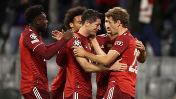 MUNICH, GERMANY - SEPTEMBER 29: Robert Lewandowski of FC Bayern Muenchen celebrates after scoring their side's first goal with Thomas Mueller during the UEFA Champions League group E match between FC Bayern München and Dinamo Kiev at A