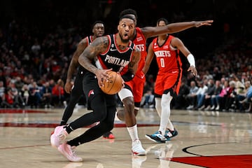 En su ¨²ltima temporada en los Trail Blazers, el cierro de un tramo (2012-23) extraordinario en lo individual pero en el que la franquicia de Oreg¨®n nunca lleg¨® a las Finale de la NBA, Lillard dej¨® el mejor partido de su carrera: 71 puntos y 13 triples en una victoria (131-114) contra los Rockets. Fue el 26 de febrero, menos de un mes antes de su ¨²ltimo partido con unos Blazers que entraron en fase de apilar derrotas para mejorar su posici¨®n en el draft. Lillard acab¨® siendo traspasado a los Bucks, pero en esa ¨²ltima gran noche acab¨® con 71 puntos (el m¨¢s veterano en lograrlo, con 32 a?os) y un 13/22 en triples, a uno del r¨¦cord absoluto, los catorce de Klay Thompson. Adem¨¢s fue su quinto partido de al menos 60 puntos e igual¨® la mejor anotaci¨®n de la temporada pasada, un techo que hasta esa noche pertenec¨ªa a Donovan Mitchell. En el descanso, Lillard ya sumaba 41 puntos y 8 triples.