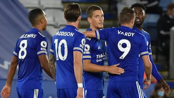 Leicester (United Kingdom), 20/09/2020.- Leicester's Dennis Praet celebrates with teammates after scoring the 4-2 during the English Premier League match between Leicester City and Burnley in Leicester, Britain, 20 September 2020. (Reino Unido) EFE/E
