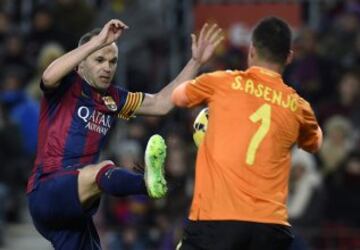 Andrés Iniesta con Sergio Asenjo.