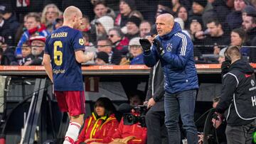 ROTTERDAM, NETHERLANDS - JANUARY 22: Davy Klaassen of Ajax, head coach Alfred Schreuder of Ajax during the Dutch Eredivisie match between Feyenoord and Ajax at Stadion Feijenoord on January 22, 2023 in Rotterdam, Netherlands (Photo by Patrick Goosen/BSR Agency/Getty Images)