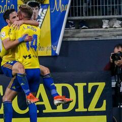 Iza remonta y pone al Cádiz a diez puntos del segundo