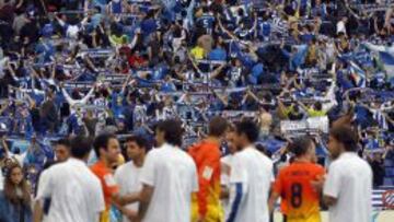 Los aficionados del RCD Espanyol dan la espalda al campo mientras los jugadores de su equipo hacen el pasillo de honor al FC Barcelona, campeón de Liga, antes del comienzo del partido de Liga que ambos equipos disputan esta noche en el estadio de Cornella-El Prat.