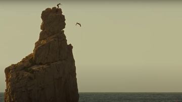Dos clavadistas saltando desde un acantilado en Ibiza.
