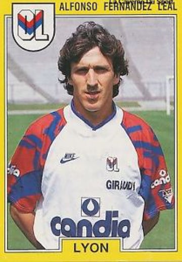 Jugó dos temporadas en el Olympique de Lyon  entre 1991 y 1993.