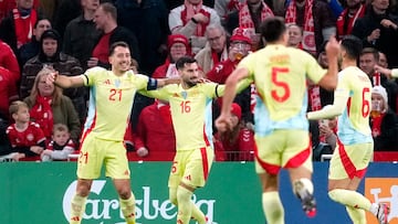 Los internacionales españoles celebran el gol de Oyarzabal que abrió la victoria en Copenhague.