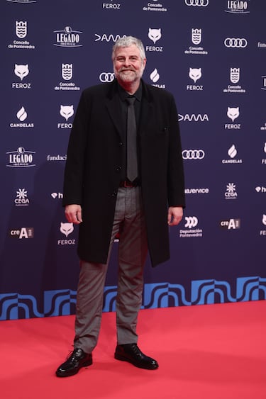 El actor Raúl Cimas posa en la alfombra roja de los Premios Feroz 2026, en el Pazo da Cultura, en Pontevedra, Galicia. 
