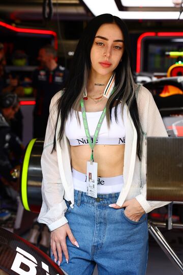 La cantante Nicki Nicole en el garaje de la escudería Red Bull Racing.