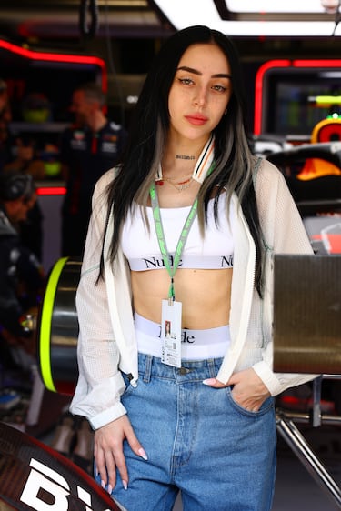 La cantante Nicki Nicole en el garaje de la escudería Red Bull Racing.
