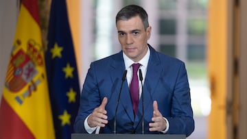 El presidente del Gobierno, Pedro Sánchez, comparece para explicar el decreto que prorroga el escudo social tras una rueda de prensa posterior a la reunión del Consejo de Ministros, en el Palacio de la Moncloa, a 27 de diciembre de 2023, en Madrid (España). El Consejo de Ministros ha aprobado hoy la prórroga parcial del 'escudo social' para combatir los efectos de la inflación, la crisis energética y la guerra de Ucrania, y mantendrá las medidas referentes al ámbito laboral, la imposibilidad de suspender los suministros básicos, la ampliación de los descuentos correspondientes al bono social eléctrico o la suspensión de los desahucios, según han trasladado fuentes de Sumar. Además, se aprobará el transporte público gratis para jóvenes y desempleados y se prorrogarán hasta junio las rebajas del IVA a alimentos. El nuevo paquete aprobado hoy en el último Consejo de Ministros del año será el octavo impulsado por el Ejecutivo para seguir respondiendo al impacto de la guerra en Ucrania y el incremento de precios, una movilización de recursos que, hasta ahora, asciende a unos 47.000 millones de euros.
27 DICIEMBRE 2023;COMPLEJO DE LA MONCLOA;PEDRO SÁNCHEZ;ESCUDO SOCIAL;GOBIERNO;TRANSPORTE PÚBLICO GRATIS JÓVENES
Eduardo Parra / Europa Press
27/12/2023