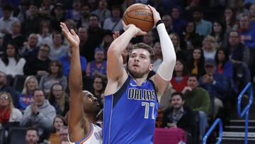 Luka Doncic lanza ante Chris Paul.