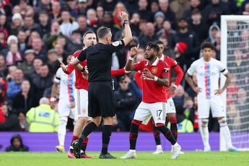 El árbitro Andre Marriner expulsa a Carlos Casemiro por agarrar del cuello a Will Hughes.