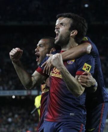 Cesc Fabregas celebra el único tanto del partido junto a Alves.