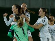 MADRID, 11/11/2025.- La centrocampista escocesa del Real Madrid Caroline Weir celebra con sus compañeras el gol que ha significado el empate definitivo durante el encuentro correspondiente a la fase de grupos de la Liga de Campeones que disputan hoy martes Real Madrid y Paris FC en el estadio Alfredo Di Stéfano, en Madrid. EFE / Juanjo Martín.