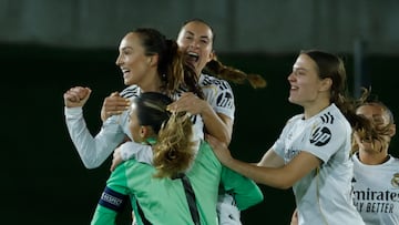 MADRID, 11/11/2025.- La centrocampista escocesa del Real Madrid Caroline Weir celebra con sus compañeras el gol que ha significado el empate definitivo durante el encuentro correspondiente a la fase de grupos de la Liga de Campeones que disputan hoy martes Real Madrid y Paris FC en el estadio Alfredo Di Stéfano, en Madrid. EFE / Juanjo Martín.