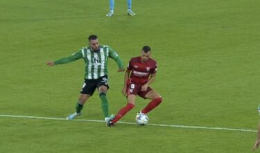 Pol¨¦mica en el derbi: hat-trick de tarjetas rojas del VAR
