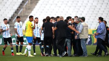 Agentes de la Agencia Nacional de Vigilancia Sanitaria brasileña (ANVISA) que intentaron detener a cuatro jugadores de Argentina durante un partido con Brasil en Sao Paulo