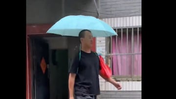 El truco viral para no tener que sujetar el paraguas bajo la lluvia